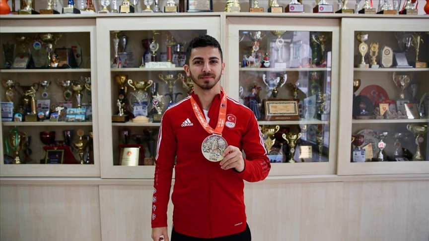 Şampiyon karateci Eray