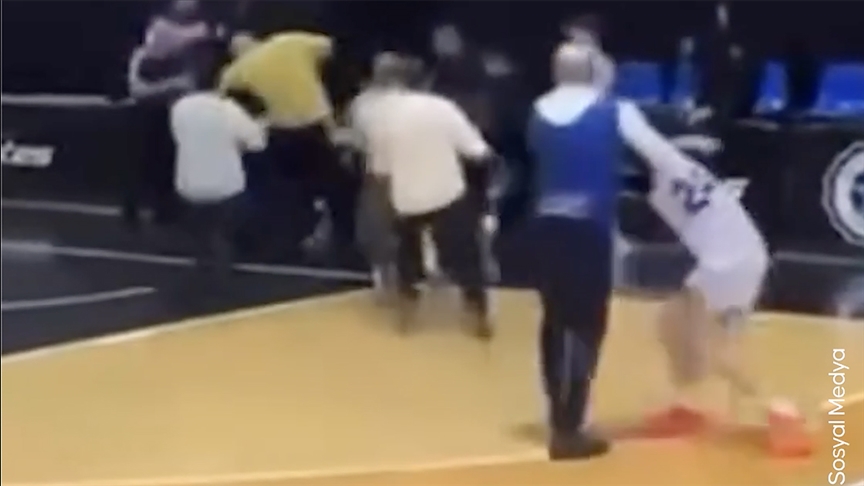 İtalya'daki Avrupa Gençler Basketbol Ligi müsabakasında bir veli, Türk oyuncuya saldırdı