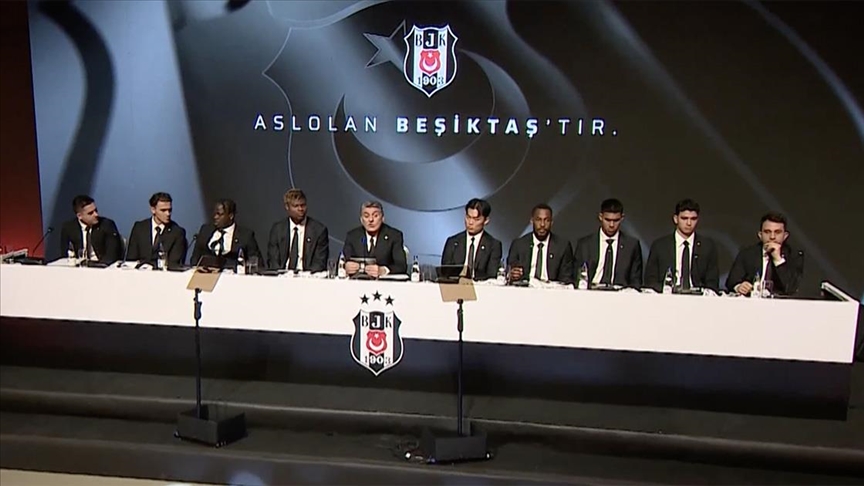 Beşiktaş, yeni transferleri için imza töreni düzenledi