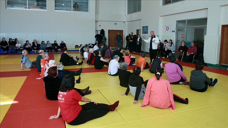 Bolu'da 65 yaş üstü bireylerin denge ve koordinasyonu tai chi ile destekleniyor