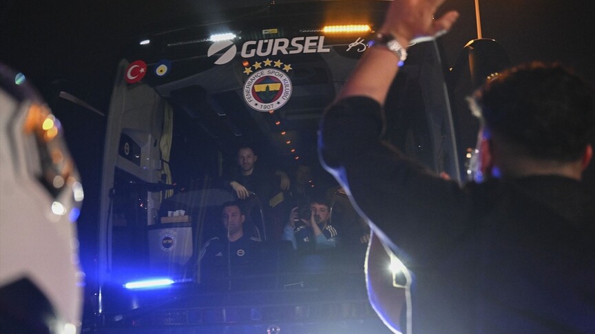 Derbiyi kazanan Fenerbahçe'yi, tesislerinde taraftarları karşıladı