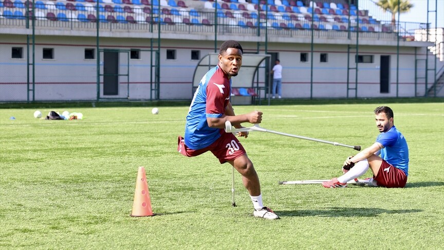 Bacağını trafik kazasında kaybeden Angolalı Fungula futbol ile hayata tutundu
