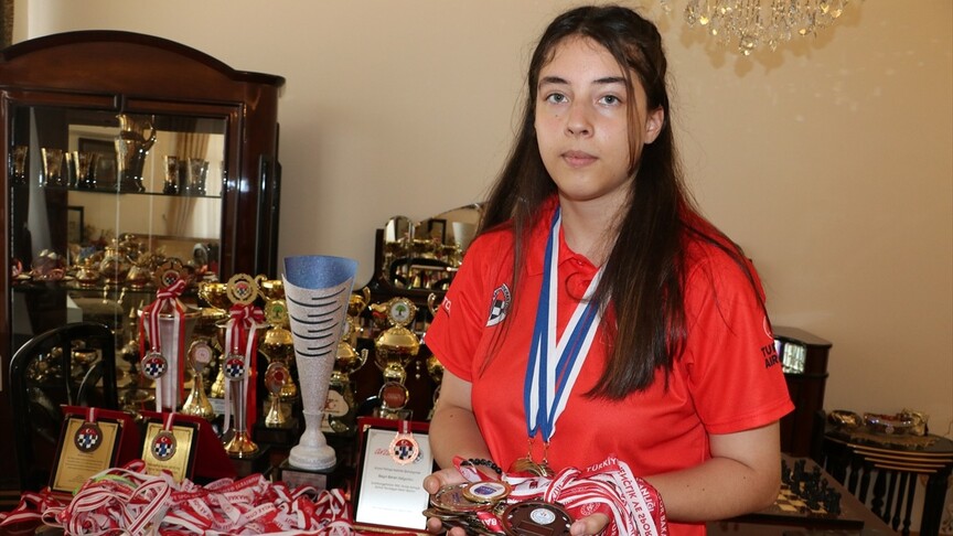 Avrupa satranç şampiyonu Beren,