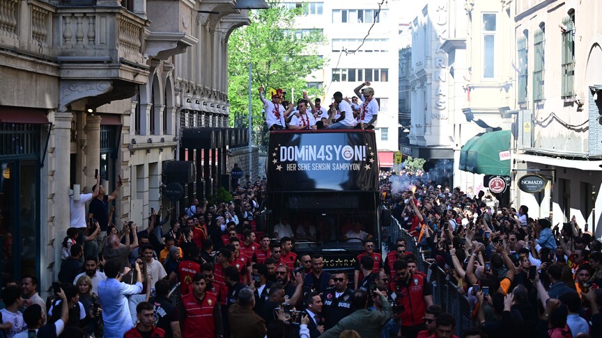 Galatasaraylı futbolcular, şampiyonluk kutlamaları için RAMS Park'a hareket etti