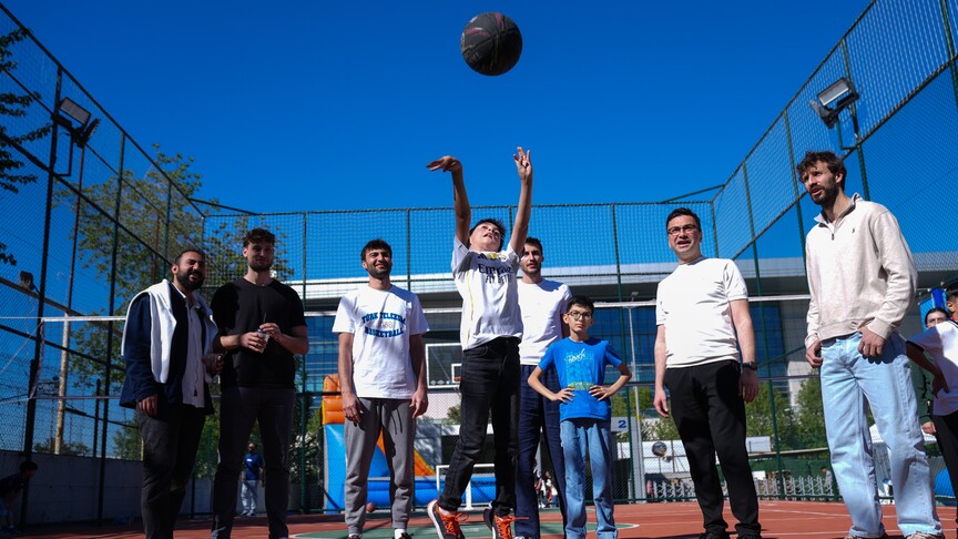 Türk Telekomlu basketbolcular AA Çocuk ve Gençlik Şenliği'ne katıldı