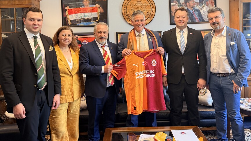ABD Kongre Üyesi Michael Baumgartner’a Galatasaray forması hediye edildi
