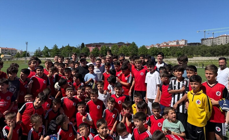 Milli futbolcu Cengiz Ünder memleketi Balıkesir'de genç sporcularla buluştu