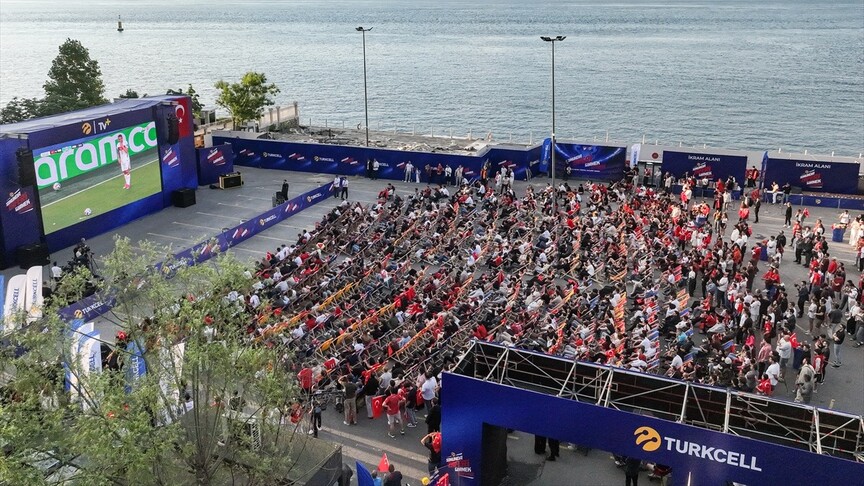 İstanbul'da vatandaşlar A Milli Futbol Takımı'na destek için meydanlara akın etti