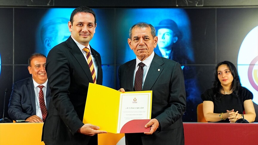 Galatasaray'da yeniden başkanlığa seçilen Dursun Özbek ile yönetimi mazbatalarını aldı