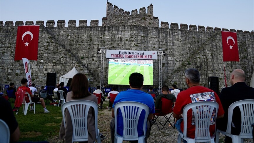 İstanbul'da vatandaşlar alanlara kurulan ekranların karşısında A Milli Futbol Takımı'nı destekledi