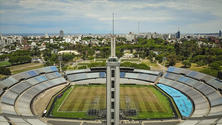 İlk FIFA Dünya Kupası Uruguay'daki Estadio Centenario'da düzenlendi