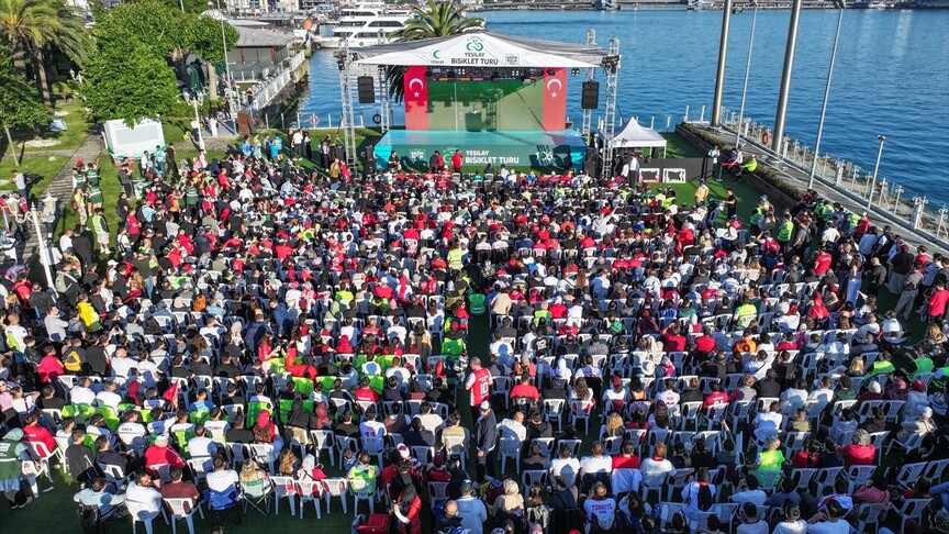 İstanbul'da vatandaşlar A Milli Futbol Takımı'na destek için meydanları doldurdu