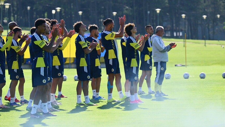 Fenerbahçe, çalışmalarını taraftara açık idmanla sürdürdü