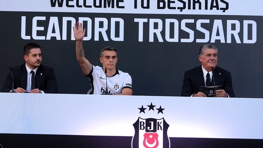 Leandro Trossard, Beşiktaş'a imzayı siyah-beyazlı taraftarların önünde attı