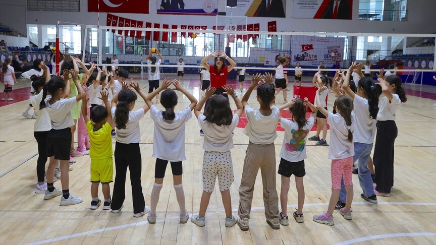 Spor okullarına katılan Hakkarili çocuklar yaz tatilini dolu dolu geçiriyor
