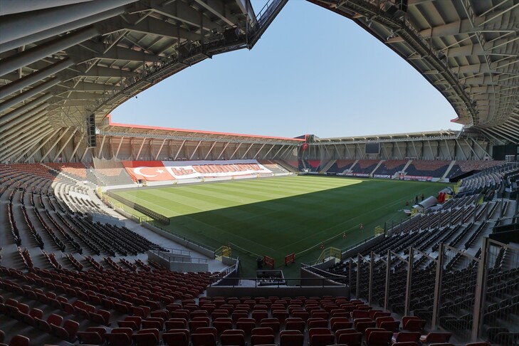 Çorum FK'nin Süper Lig'deki ilk iç saha maçı öncesi stat hazırlandı