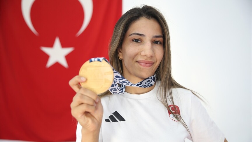 Şampiyon ablasının izinden giden Zehra, Akdeniz Oyunları'ndan altın madalyayla döndü