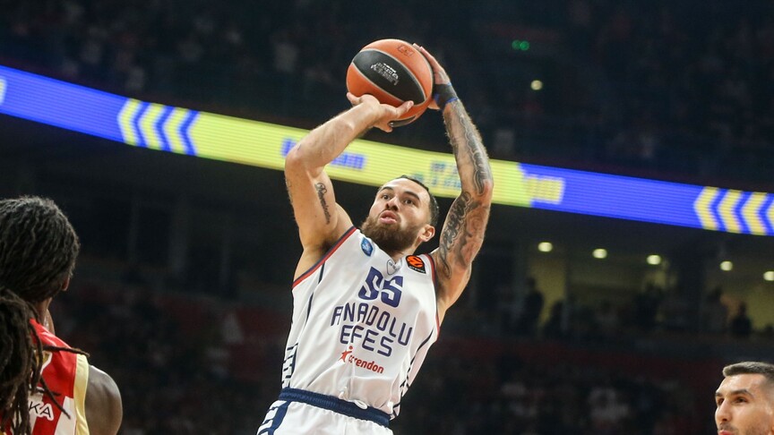Anadolu Efes'te Mike James sakatlığı nedeniyle 7-9 ay sahalardan uzak kalacak