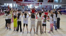 Spor okullarına katılan Hakkarili çocuklar yaz tatilini dolu dolu geçiriyor