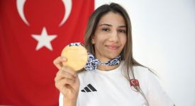 Şampiyon ablasının izinden giden Zehra, Akdeniz Oyunları'ndan altın madalyayla döndü