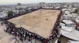 Gazze'de yerinden edilen futbolcular çadırlar arasında dostluk maçı yaptı
