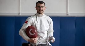Milli sporcu Hakan Akkaya, Avrupa Para Eskrim Şampiyonası'nda bronz madalya kazandı